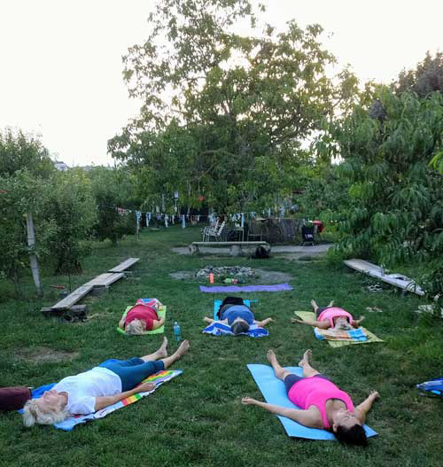 Yoga Enstpannung im Obstgarten